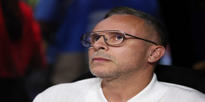 Mohamed Ouahbi, entraîneur de la sélection marocaine, lors d'une conférence de presse, souriant et confiant.