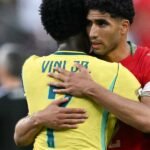 Joueurs de l'équipe nationale du Maroc et du Brésil lors d'un match de football intense.