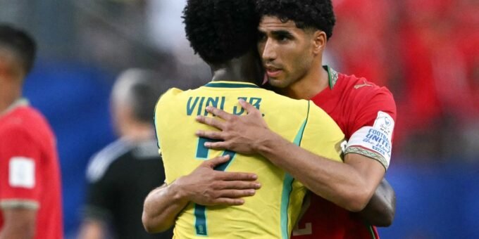 Joueurs de l'équipe nationale du Maroc et du Brésil lors d'un match de football intense.