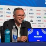 Mohamed Ouahbi, entraîneur de la sélection marocaine de football, célébrant la victoire de son équipe