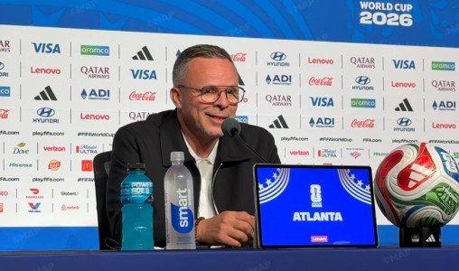Mohamed Ouahbi, entraîneur de la sélection marocaine de football, célébrant la victoire de son équipe