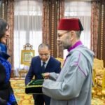 Sa Majesté le Roi Mohammed VI décorant l'alpiniste Nawal Sfendla du Wissam Al Moukafaa Al Watania au Palais Royal de Rabat, en reconnaissance de ses ascensions exceptionnelles de l'Everest et du Lhotse.