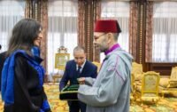 Sa Majesté le Roi Mohammed VI décorant l'alpiniste Nawal Sfendla du Wissam Al Moukafaa Al Watania au Palais Royal de Rabat, en reconnaissance de ses ascensions exceptionnelles de l'Everest et du Lhotse.