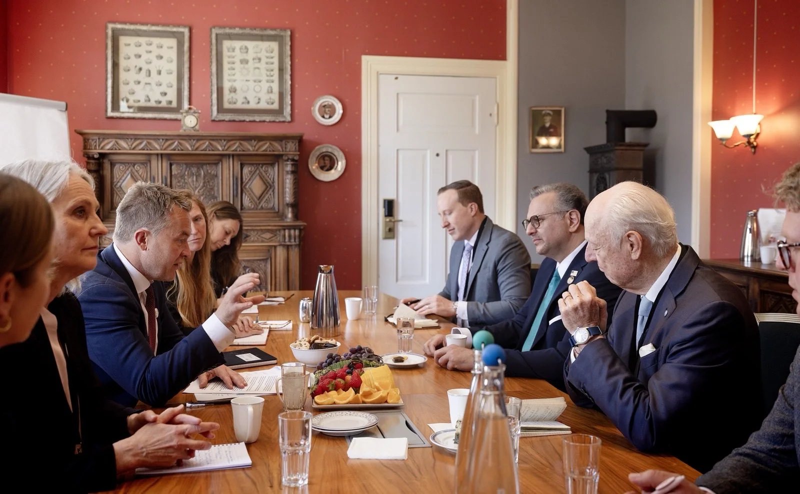 Andreas Motzfeldt Kravik, vice-ministre norvégien des Affaires étrangères, lors d'une réunion sur le Sahara Occidental.
