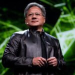 Jensen Huang, CEO de Nvidia, présentant une nouvelle puce lors d'une keynote au Computex