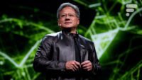 Jensen Huang, CEO de Nvidia, présentant une nouvelle puce lors d'une keynote au Computex