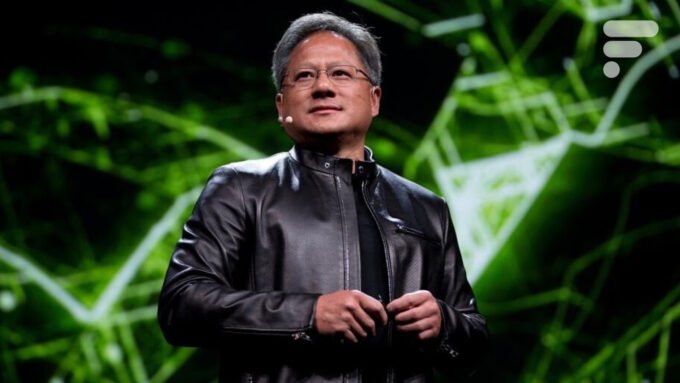 Jensen Huang, CEO de Nvidia, présentant une nouvelle puce lors d'une keynote au Computex