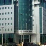 Pétrole : face au Sénégal, la Gambie peut-elle rivaliser ? 8 La Maison du Pétrole à Banjul, Gambie, siège du ministère du Pétrole, symbolisant les ambitions énergétiques du pays.