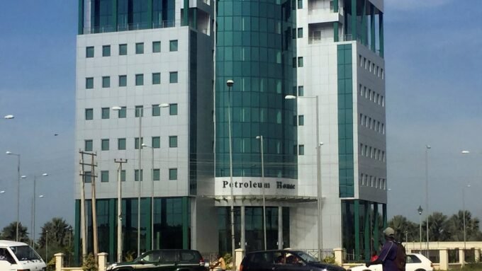 Pétrole : face au Sénégal, la Gambie peut-elle rivaliser ? 9 La Maison du Pétrole à Banjul, Gambie, siège du ministère du Pétrole, symbolisant les ambitions énergétiques du pays.