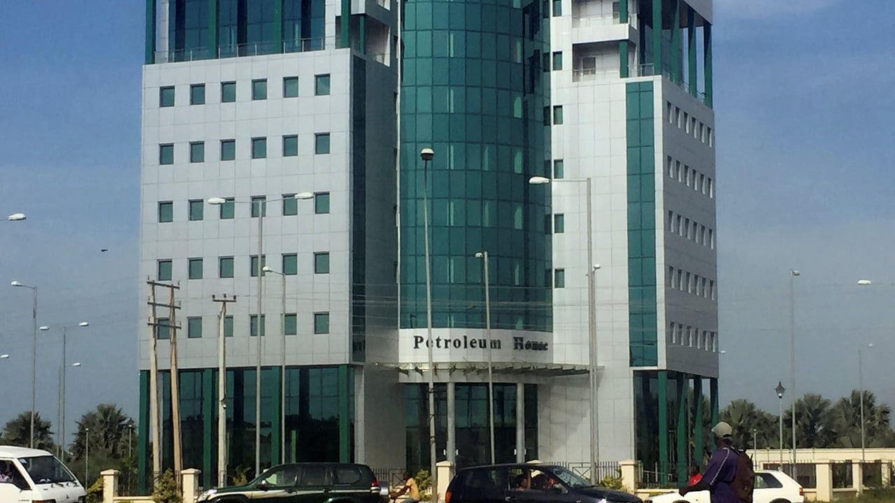 Pétrole : face au Sénégal, la Gambie peut-elle rivaliser ? 3 La Maison du Pétrole à Banjul, Gambie, siège du ministère du Pétrole, symbolisant les ambitions énergétiques du pays.