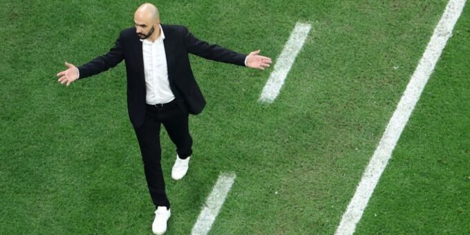 Mondial 2026 : Walid Regragui, fier, salue l'exploit des Lions de l'Atlas 7 Walid Regragui exultant après la qualification historique des Lions de l'Atlas pour les huitièmes de finale du Mondial 2026, suite à leur victoire contre les Pays-Bas.