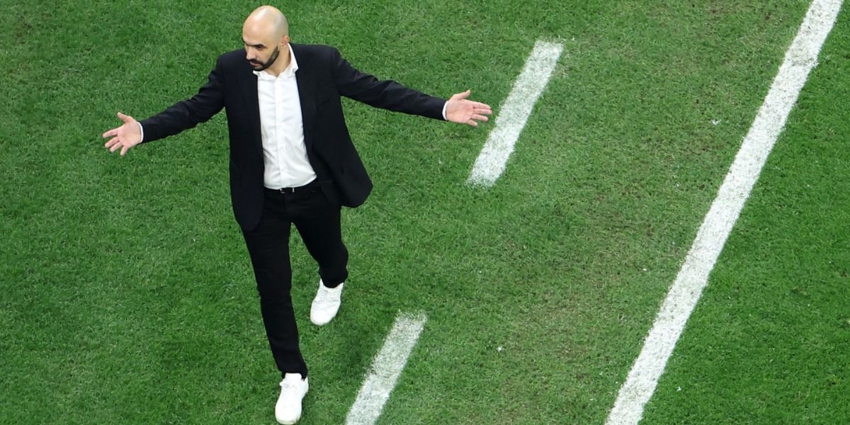 Walid Regragui exultant après la qualification historique des Lions de l'Atlas pour les huitièmes de finale du Mondial 2026, suite à leur victoire contre les Pays-Bas.