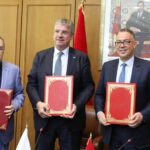 Fouzi Lekjaa, Ioannis Tsakiris et Dimiter Tzantchev lors de la signature de l'accord de financement BEI pour la reconstruction d'Al Haouz