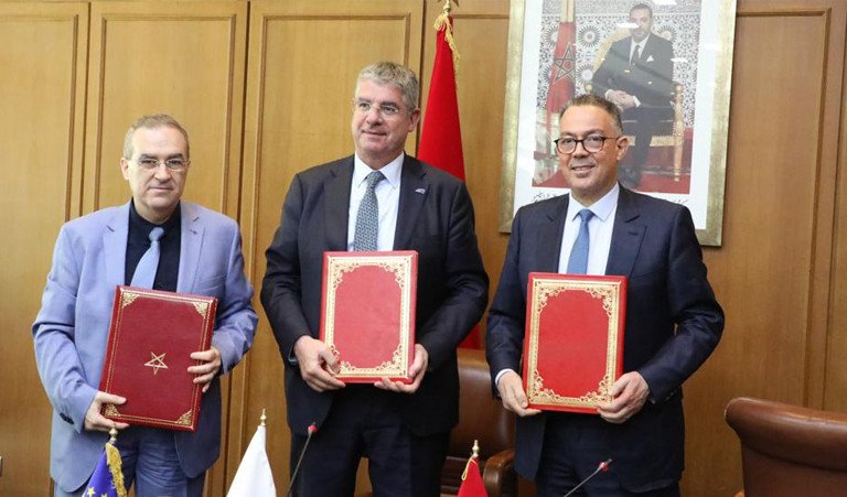 Fouzi Lekjaa, Ioannis Tsakiris et Dimiter Tzantchev lors de la signature de l'accord de financement BEI pour la reconstruction d'Al Haouz