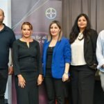 Des experts de Bayer Maroc présentant des solutions agricoles durables dans un champ de céréales luxuriant de la région du Gharb.