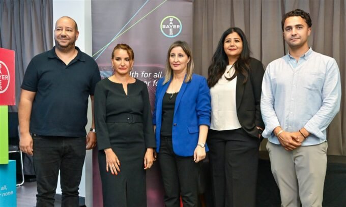 Des experts de Bayer Maroc présentant des solutions agricoles durables dans un champ de céréales luxuriant de la région du Gharb.