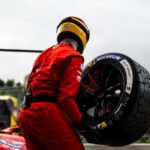 Révolution Verte aux 24 Heures du Mans : Michelin Dévoile le Pneu de Demain, Alimenté par l'Orange et le Tournesol 4 Un pneu de course Michelin sur la piste des 24 Heures du Mans, illustrant l'innovation en matière de matériaux durables comme l'écorce d'orange et l'huile de tournesol.