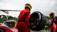 Un pneu de course Michelin sur la piste des 24 Heures du Mans, illustrant l'innovation en matière de matériaux durables comme l'écorce d'orange et l'huile de tournesol.