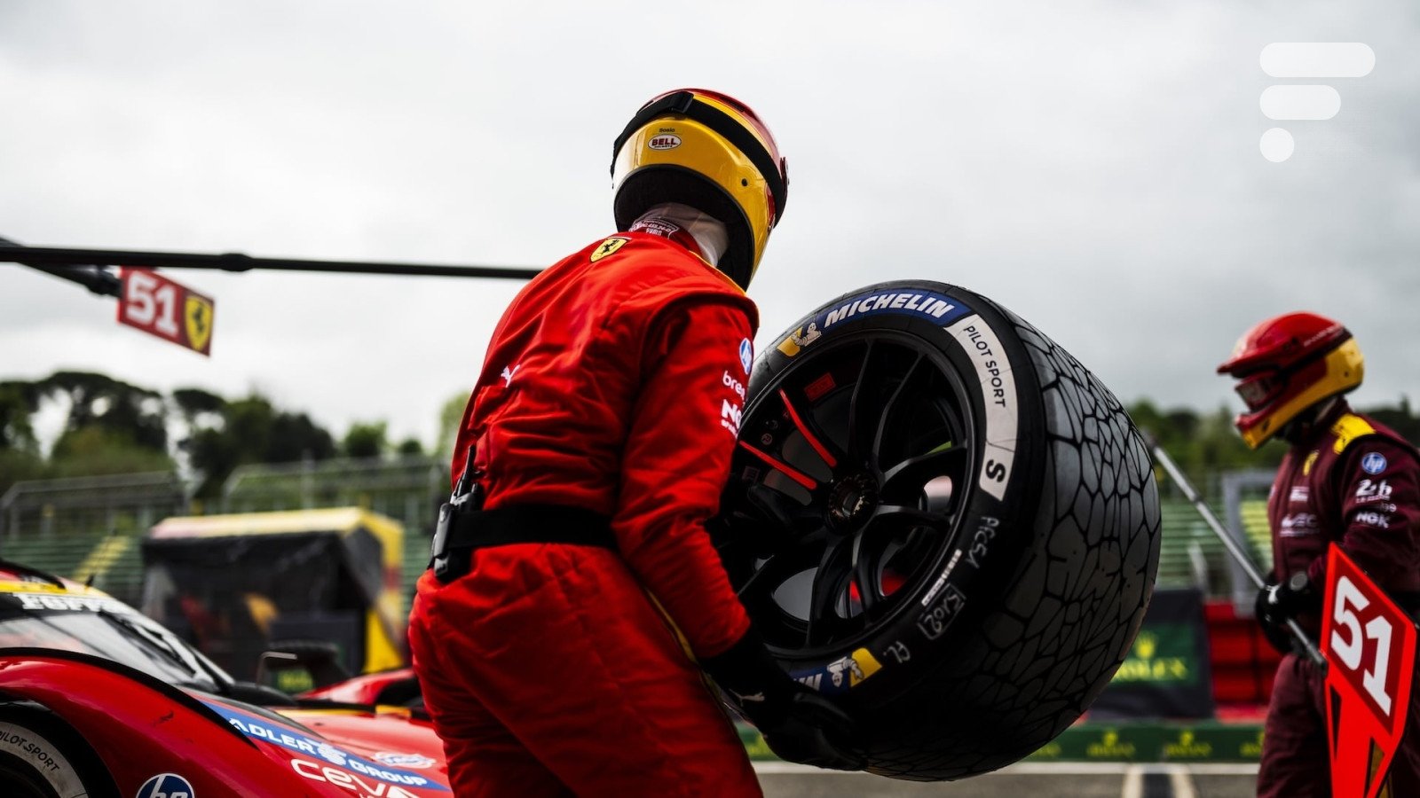 Un pneu de course Michelin sur la piste des 24 Heures du Mans, illustrant l'innovation en matière de matériaux durables comme l'écorce d'orange et l'huile de tournesol.