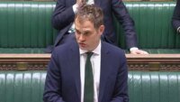 Le ministre d'État britannique Hamish Falconer s'exprimant sur la question du Sahara Occidental.