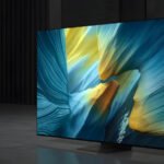 Téléviseur Samsung S95F QD-OLED 55 pouces affichant une image vibrante dans un salon moderne, mis en avant pour sa promotion exceptionnelle.
