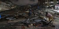 Vue aérienne de bâtiments endommagés après un séisme au Venezuela, avec des débris éparpillés et des équipes de secours en action.