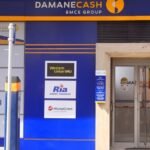 Logo de Damane Cash et AfricTRUST symbolisant leur partenariat pour la délivrance de certificats électroniques qualifiés au Maroc, sur fond numérique.