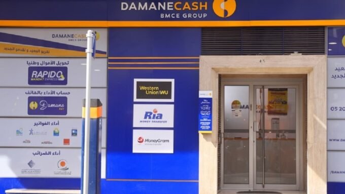 Logo de Damane Cash et AfricTRUST symbolisant leur partenariat pour la délivrance de certificats électroniques qualifiés au Maroc, sur fond numérique.