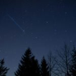 Illustration de satellites Starlink en orbite avec des smartphones au sol, symbolisant l'ambition mobile de SpaceX et sa potentielle entrée sur le marché des télécommunications.