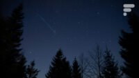 Illustration de satellites Starlink en orbite avec des smartphones au sol, symbolisant l'ambition mobile de SpaceX et sa potentielle entrée sur le marché des télécommunications.