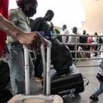 Tunisie : L'illusion des « retours volontaires » de migrants, une tragédie silencieuse 6 Des migrants sans papiers font la queue dans le hall des départs de l'aéroport international de Tunis-Carthage avant leur rapatriement vers leur pays d'origine.