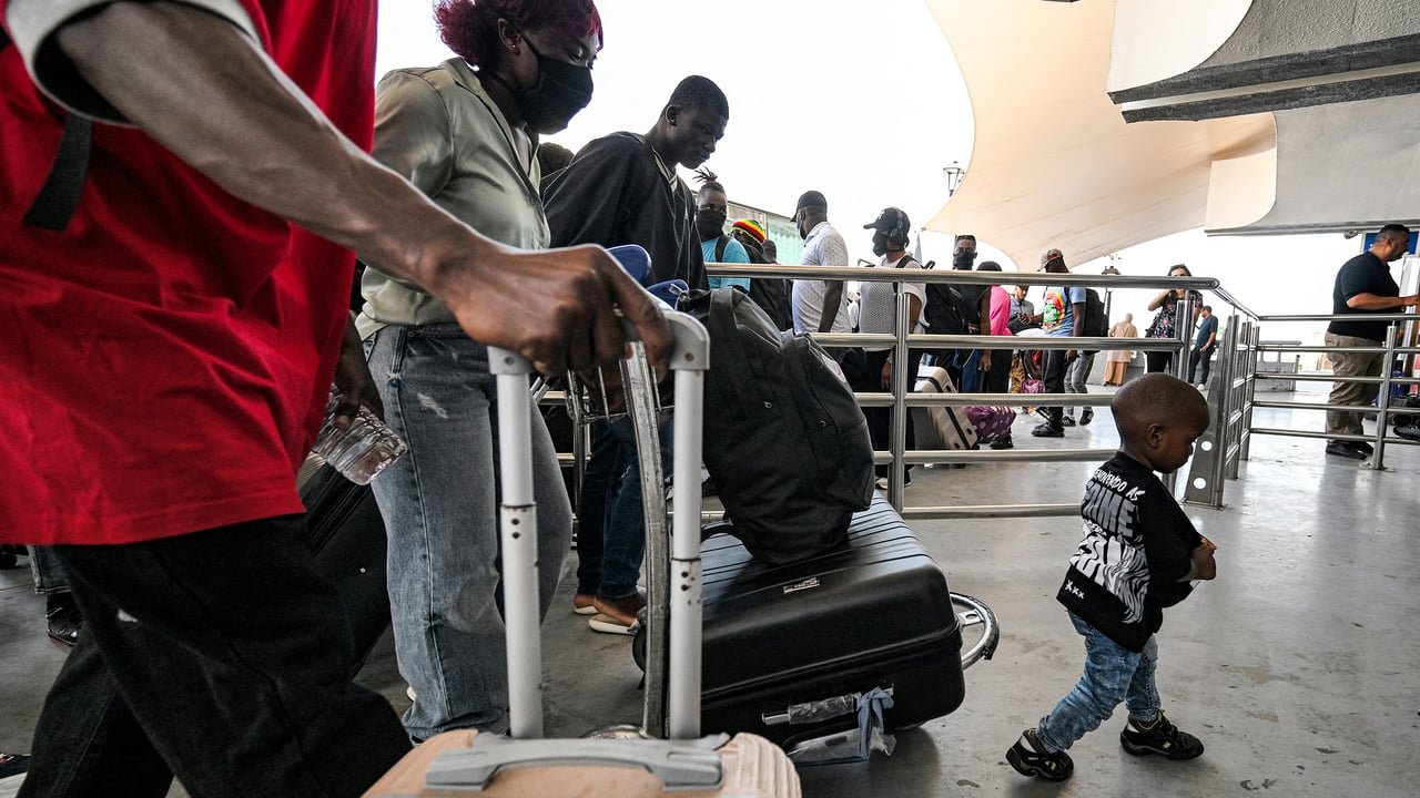 Des migrants sans papiers font la queue dans le hall des départs de l'aéroport international de Tunis-Carthage avant leur rapatriement vers leur pays d'origine.