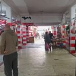 Viandes rouges au Maroc : l'envolée des prix, une nouvelle norme durable ? 6 Un étal de boucher présentant diverses coupes de viande rouge, avec des prix affichés, symbolisant la hausse des coûts.