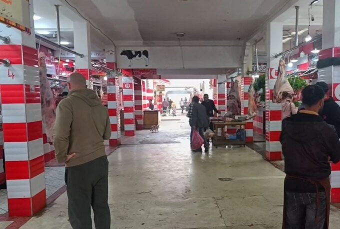 Un étal de boucher présentant diverses coupes de viande rouge, avec des prix affichés, symbolisant la hausse des coûts.