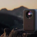 Vidéoprojecteur Xiaomi Smart Projector L1 Pro compact avec Google TV, projetant une image lumineuse sur un mur dans une pièce sombre.