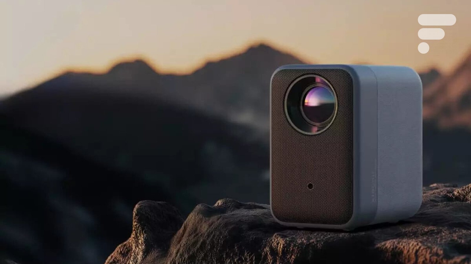 Vidéoprojecteur Xiaomi Smart Projector L1 Pro compact avec Google TV, projetant une image lumineuse sur un mur dans une pièce sombre.