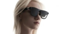 Une paire de lunettes Xreal Aura, au design futuriste et épuré, posée sur une surface sombre, avec un reflet subtil sur les lentilles, symbolisant l'immersion dans la réalité étendue.