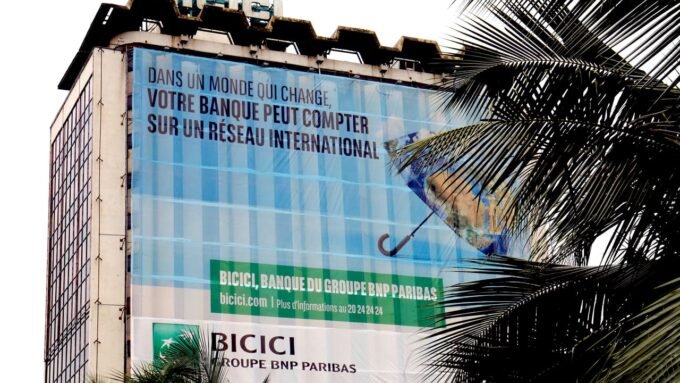 Ahmed Cissé, dirigeant de Brandon & Mcain Capital, souriant lors d'un événement financier à Abidjan.
