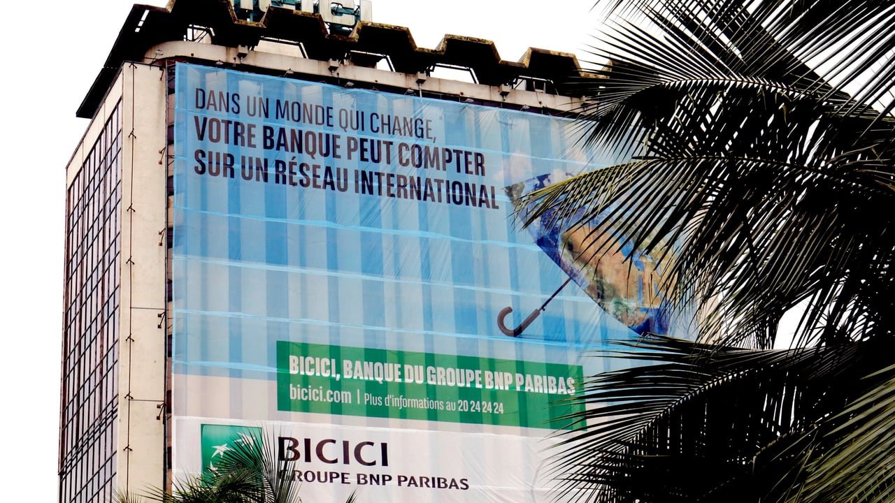 Ahmed Cissé, dirigeant de Brandon & Mcain Capital, souriant lors d'un événement financier à Abidjan.
