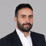 Badr Bougrine, nouveau Directeur Général de The Frontline Unit, posant avec un sourire confiant, symbolisant le nouveau leadership dans la Data et l'IA pour Arrabet Holding.