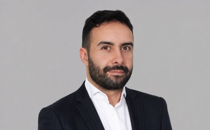 Badr Bougrine, nouveau Directeur Général de The Frontline Unit, posant avec un sourire confiant, symbolisant le nouveau leadership dans la Data et l'IA pour Arrabet Holding.