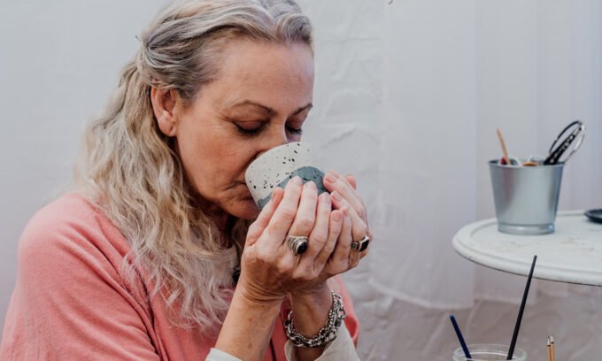 The Unseen Accelerator: How Your Blood Glucose Levels Dictate Your Brain's Age 9 A stylized image of a brain with intertwined glucose molecules, symbolizing the connection between blood sugar and cognitive health.