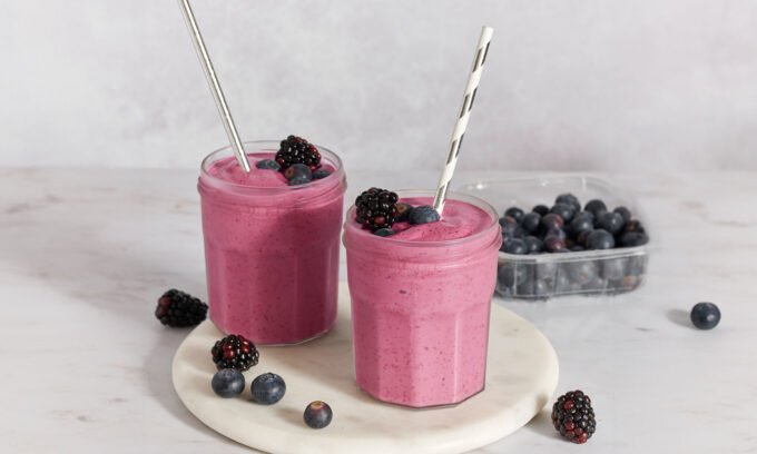 Unlock Your Day: The Ultimate Berry Smoothie for Stable Blood Sugar & Peak Muscle Performance 10 Vibrant berry pie smoothie in a glass, surrounded by fresh berries, spinach, and cauliflower, ready to be blended.