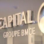Un navire de transport et un avion, symbolisant les compagnies maritimes et aériennes, avec des graphiques financiers en arrière-plan, représentant les quotas carbone et les marchés financiers.