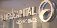 Un navire de transport et un avion, symbolisant les compagnies maritimes et aériennes, avec des graphiques financiers en arrière-plan, représentant les quotas carbone et les marchés financiers.