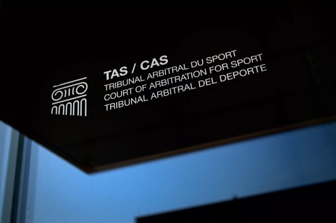 Logo du Tribunal Arbitral du Sport (TAS) avec un ballon de football et les drapeaux du Sénégal et du Maroc en arrière-plan, symbolisant le litige de la CAN 2025.