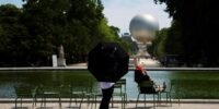 Carte de France avec les départements en vigilance rouge pour la canicule, symbolisant la chaleur intense et les risques accrus d'incendies.