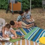 Canicules à répétition : la France suffoque et s'interroge sur son avenir climatique 6 Une personne cherchant de l'ombre ou se rafraîchissant lors d'une canicule en France, symbolisant l'inquiétude face au changement climatique.