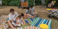 Une personne cherchant de l'ombre ou se rafraîchissant lors d'une canicule en France, symbolisant l'inquiétude face au changement climatique.
