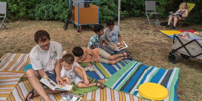 Canicules à répétition : la France suffoque et s'interroge sur son avenir climatique 9 Une personne cherchant de l'ombre ou se rafraîchissant lors d'une canicule en France, symbolisant l'inquiétude face au changement climatique.